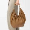 Borsa Squeeze media in morbida pelle di agnello nappa Oak