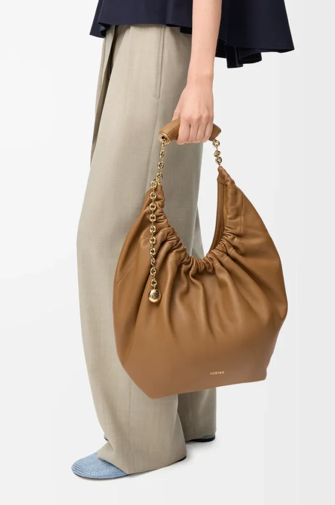 Borsa Squeeze media in morbida pelle di agnello nappa Oak