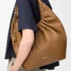 Borsa Squeeze media in morbida pelle di agnello nappa Oak