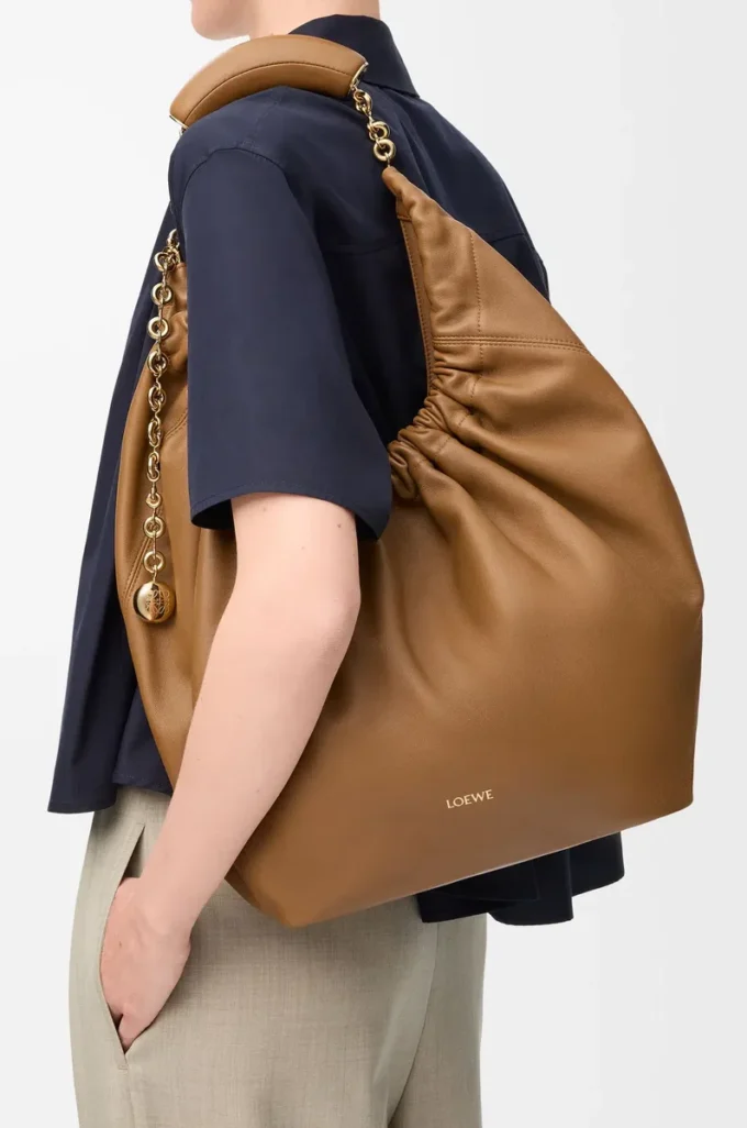Borsa Squeeze media in morbida pelle di agnello nappa Oak