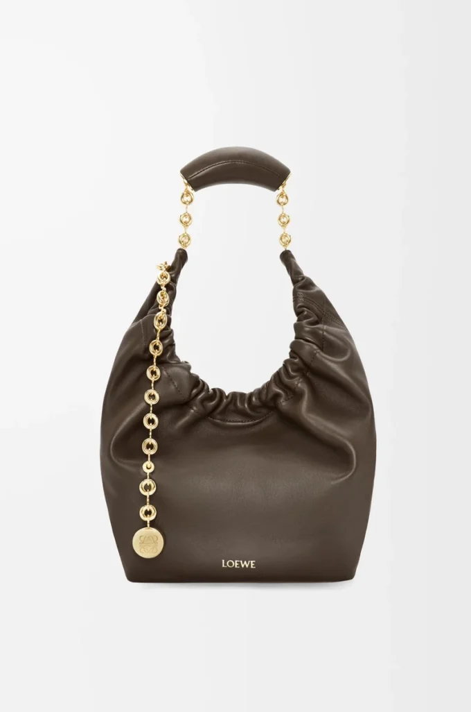 Borsa Squeeze piccola in morbida pelle di agnello nappa color cioccolato Borsa Squeeze piccola in morbida pelle di agnello nappa color cioccolato