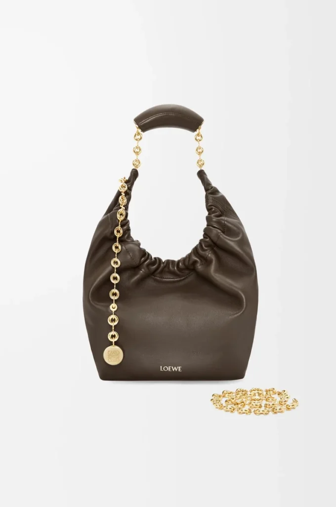 Borsa Squeeze piccola in morbida pelle di agnello nappa color cioccolato Borsa Squeeze piccola in morbida pelle di agnello nappa color cioccolato