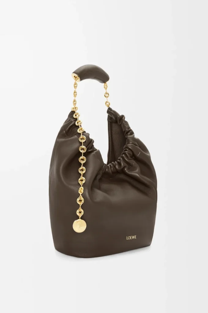 Borsa Squeeze piccola in morbida pelle di agnello nappa color cioccolato Borsa Squeeze piccola in morbida pelle di agnello nappa color cioccolato
