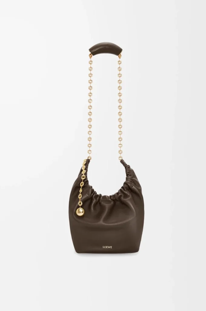 Borsa Squeeze piccola in morbida pelle di agnello nappa color cioccolato Borsa Squeeze piccola in morbida pelle di agnello nappa color cioccolato