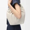 Borsa Squeeze piccola in morbida pelle di agnello nappa color sale marino