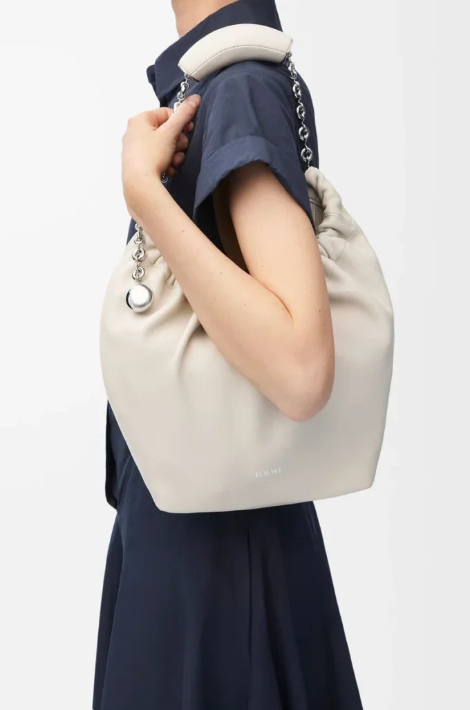 Borsa Squeeze piccola in morbida pelle di agnello nappa color sale marino