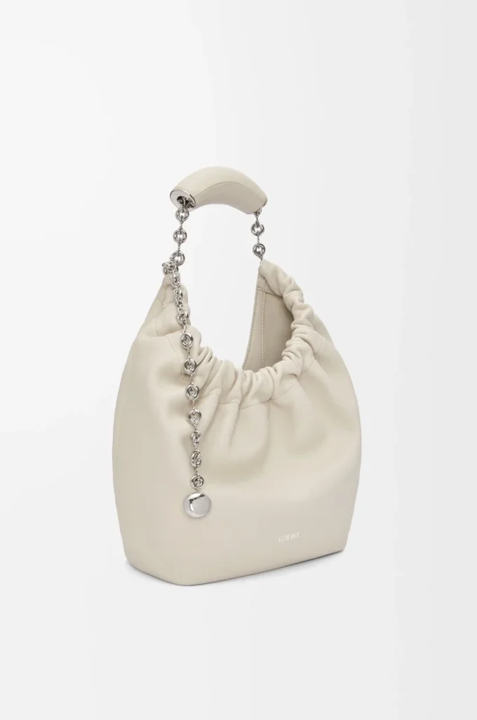 Borsa Squeeze piccola in morbida pelle di agnello nappa color sale marino