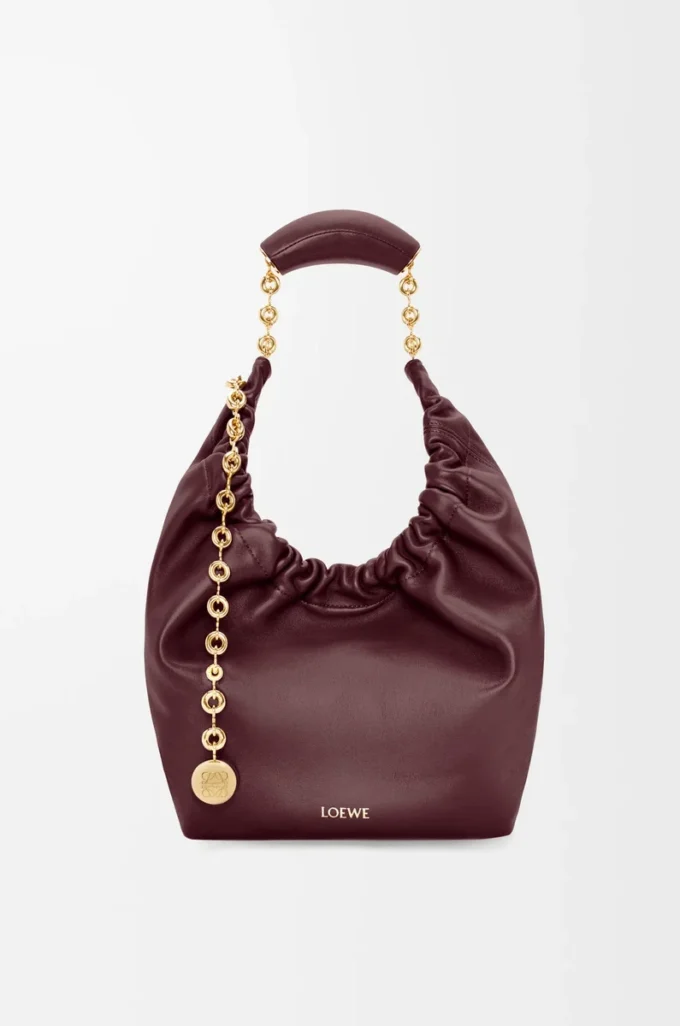 Borsa Squeeze piccola in morbida pelle di agnello nappa Dark Burgundy Borsa Squeeze piccola in morbida pelle di agnello nappa Dark Burgundy