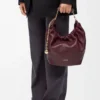 Borsa Squeeze piccola in morbida pelle di agnello nappa Dark Burgundy Borsa Squeeze piccola in morbida pelle di agnello nappa Dark Burgundy