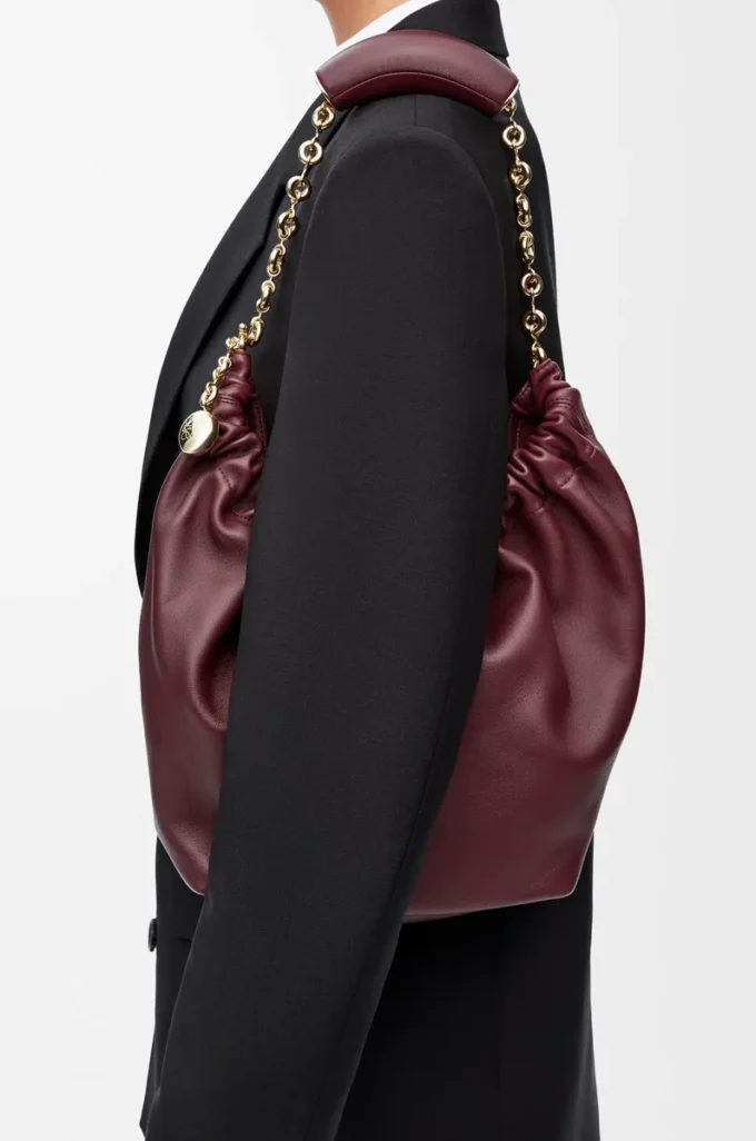 Borsa Squeeze piccola in morbida pelle di agnello nappa Dark Burgundy Borsa Squeeze piccola in morbida pelle di agnello nappa Dark Burgundy