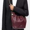 Borsa Squeeze piccola in morbida pelle di agnello nappa Dark Burgundy Borsa Squeeze piccola in morbida pelle di agnello nappa Dark Burgundy
