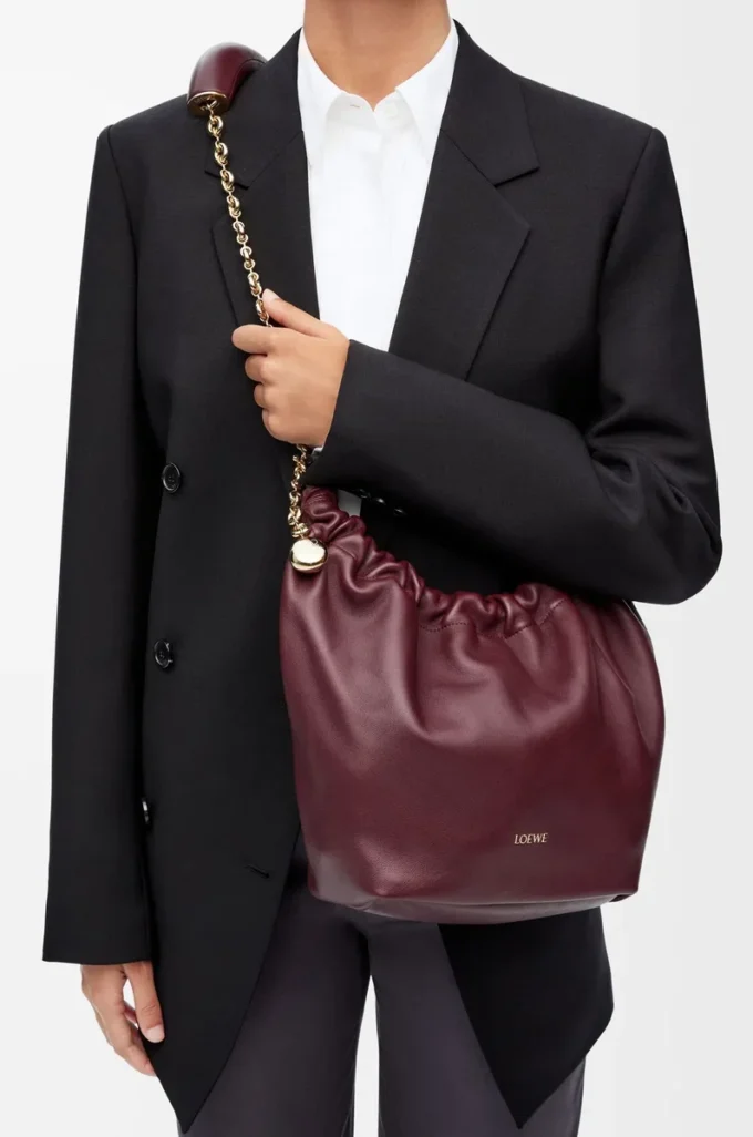 Borsa Squeeze piccola in morbida pelle di agnello nappa Dark Burgundy Borsa Squeeze piccola in morbida pelle di agnello nappa Dark Burgundy