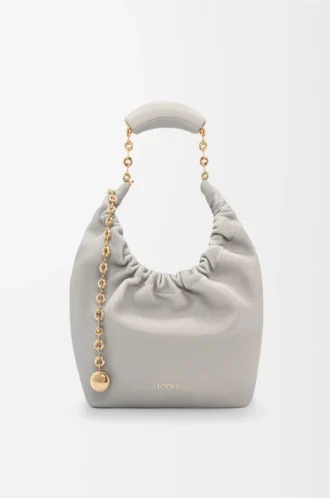 Borsa Squeeze piccola in morbida pelle di agnello nappa grigio conchiglia