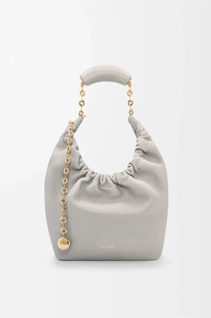 Borsa Squeeze piccola in morbida pelle di agnello nappa grigio conchiglia Borsa Squeeze piccola in morbida pelle di agnello nappa grigio conchiglia