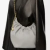 Borsa Squeeze piccola in morbida pelle di agnello nappa grigio conchiglia Borsa Squeeze piccola in morbida pelle di agnello nappa grigio conchiglia