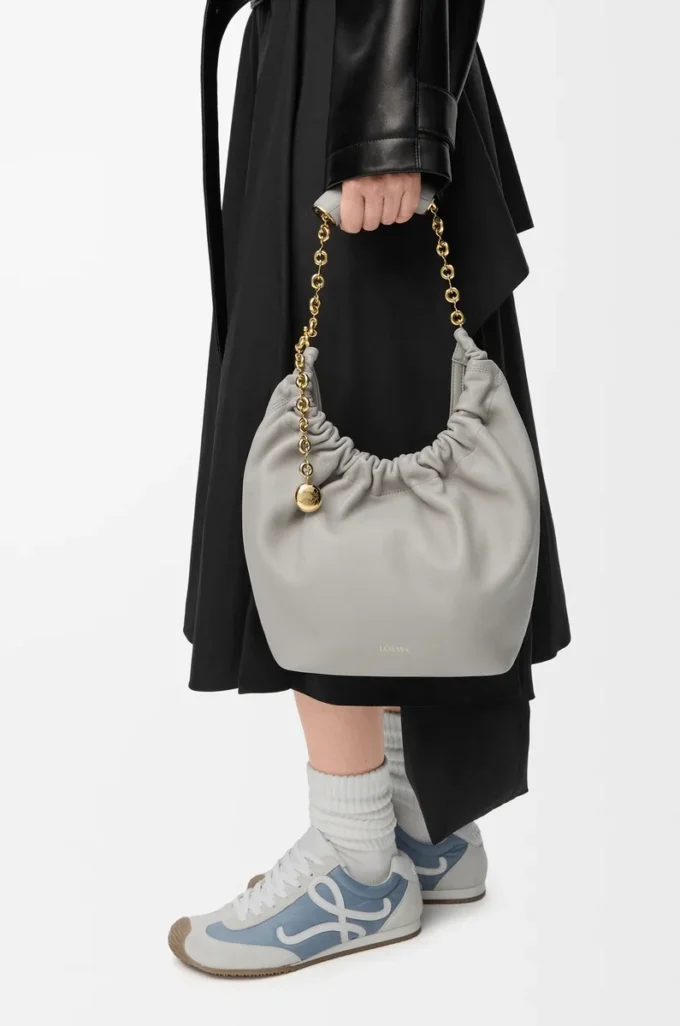 Borsa Squeeze piccola in morbida pelle di agnello nappa grigio conchiglia Borsa Squeeze piccola in morbida pelle di agnello nappa grigio conchiglia