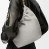 Borsa Squeeze piccola in morbida pelle di agnello nappa grigio conchiglia Borsa Squeeze piccola in morbida pelle di agnello nappa grigio conchiglia