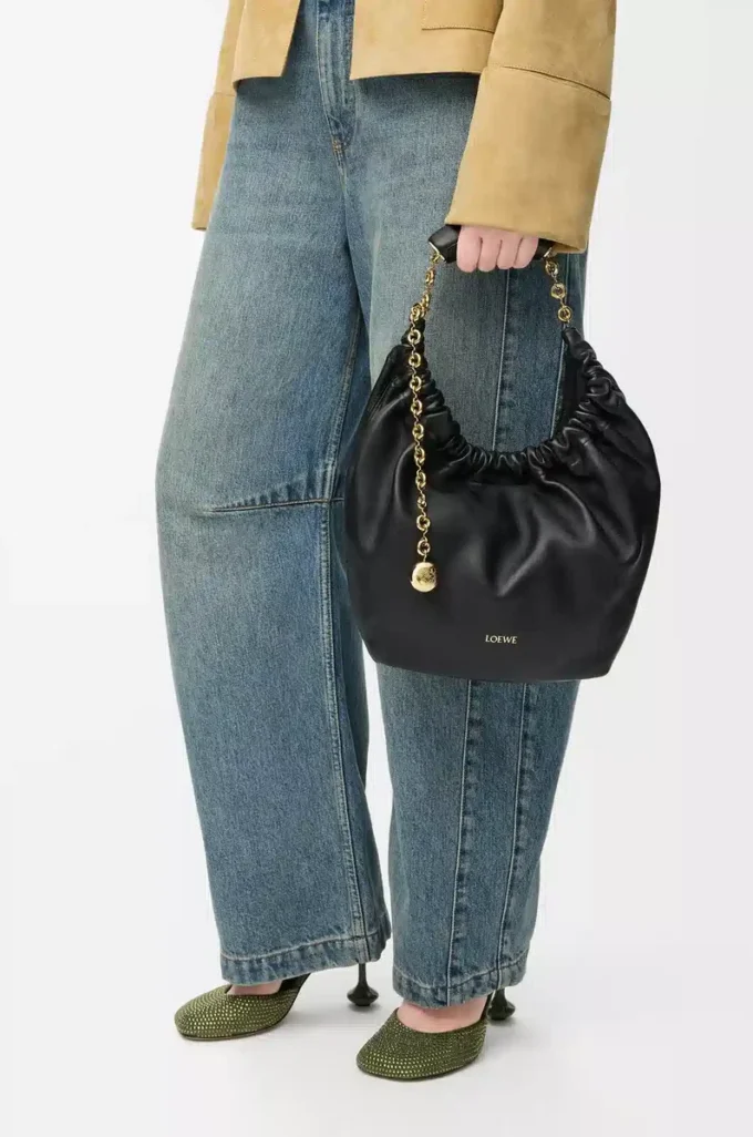 Borsa Squeeze piccola in morbida pelle di agnello nappa nera