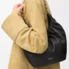 Borsa Squeeze piccola in morbida pelle di agnello nappa nera