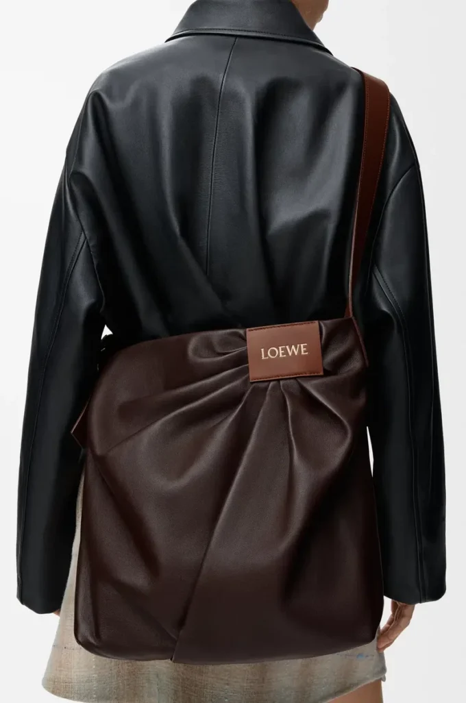 Borsa tote drappeggiata in morbida pelle di agnello nappa Marrone scuro Borsa tote drappeggiata in morbida pelle di agnello nappa Marrone scuro