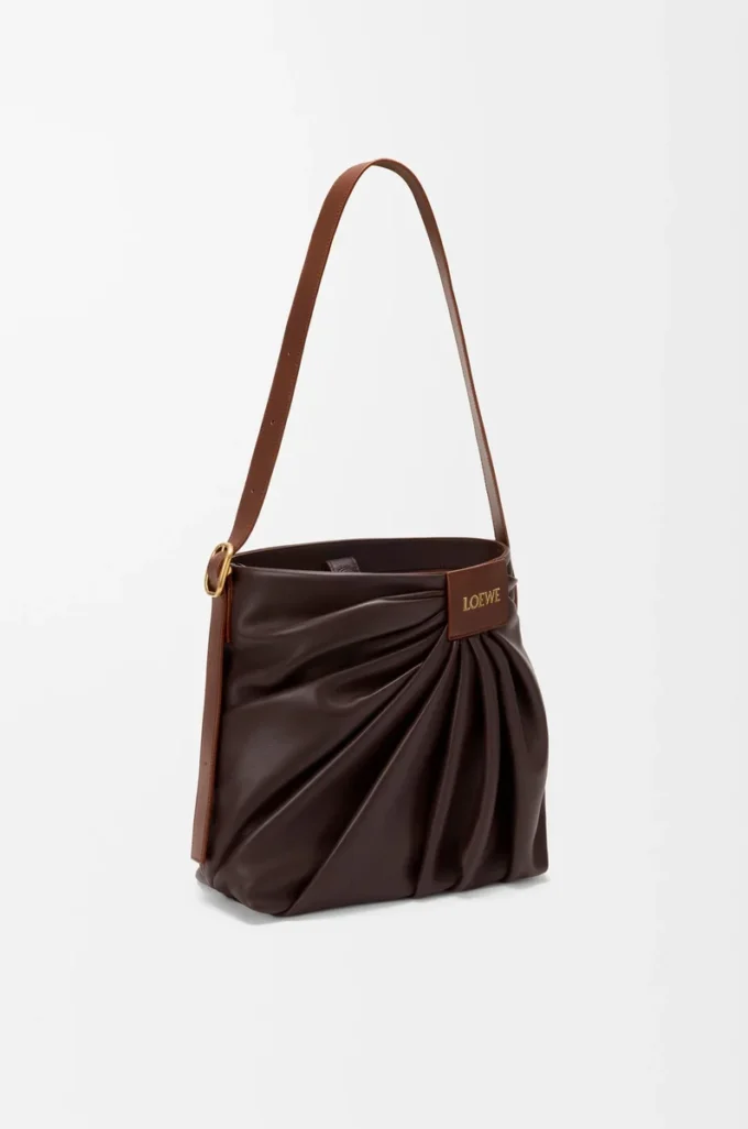 Borsa tote drappeggiata in morbida pelle di agnello nappa Marrone scuro Borsa tote drappeggiata in morbida pelle di agnello nappa Marrone scuro