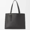Borsa tote orizzontale con fibbia in classica pelle di vitello nera Borsa tote orizzontale con fibbia in classica pelle di vitello nera