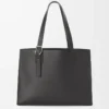 Borsa tote orizzontale con fibbia in classica pelle di vitello nera Borsa tote orizzontale con fibbia in classica pelle di vitello nera