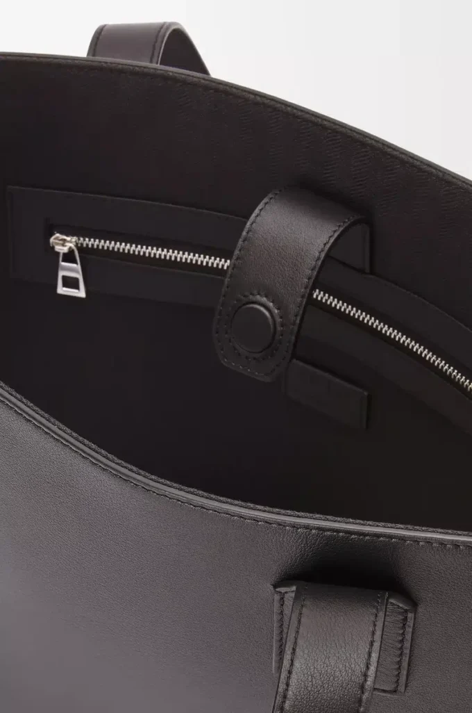 Borsa tote orizzontale con fibbia in classica pelle di vitello nera Borsa tote orizzontale con fibbia in classica pelle di vitello nera