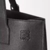 Borsa tote orizzontale con fibbia in classica pelle di vitello nera Borsa tote orizzontale con fibbia in classica pelle di vitello nera
