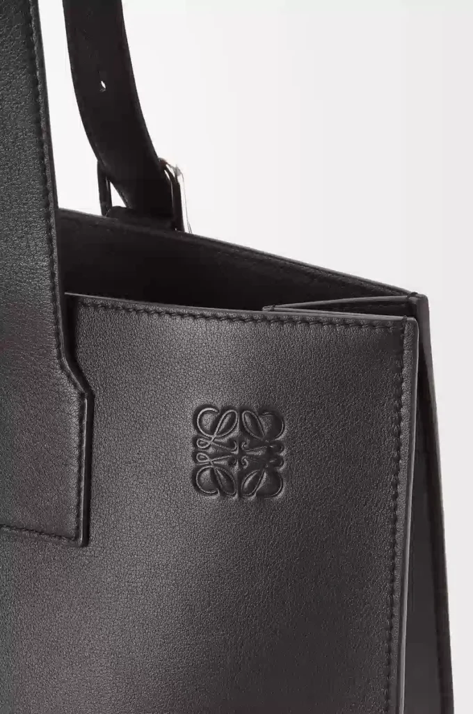 Borsa tote orizzontale con fibbia in classica pelle di vitello nera Borsa tote orizzontale con fibbia in classica pelle di vitello nera