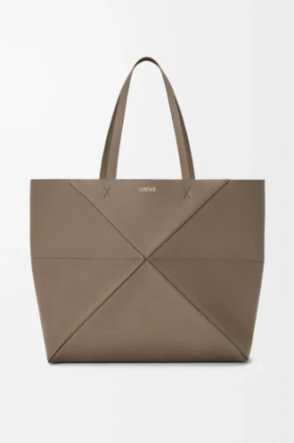 Borsa tote Puzzle Fold grande orizzontale in morbida pelle di vitello martellata color tortora