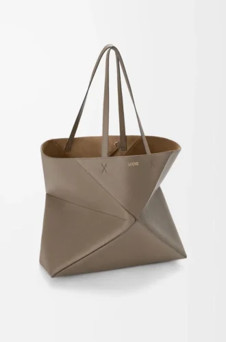 Borsa tote Puzzle Fold grande orizzontale in morbida pelle di vitello martellata color tortora