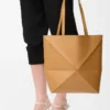 Borsa tote Puzzle Fold media in pelle di vitello lucida Warm Desert Borsa tote Puzzle Fold media in pelle di vitello lucida Warm Desert