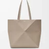 Borsa tote Puzzle Fold orizzontale media in morbida pelle di vitello martellata Clay Borsa tote Puzzle Fold orizzontale media in morbida pelle di vitello martellata Clay