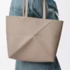 Borsa tote Puzzle Fold orizzontale media in morbida pelle di vitello martellata Clay Borsa tote Puzzle Fold orizzontale media in morbida pelle di vitello martellata Clay