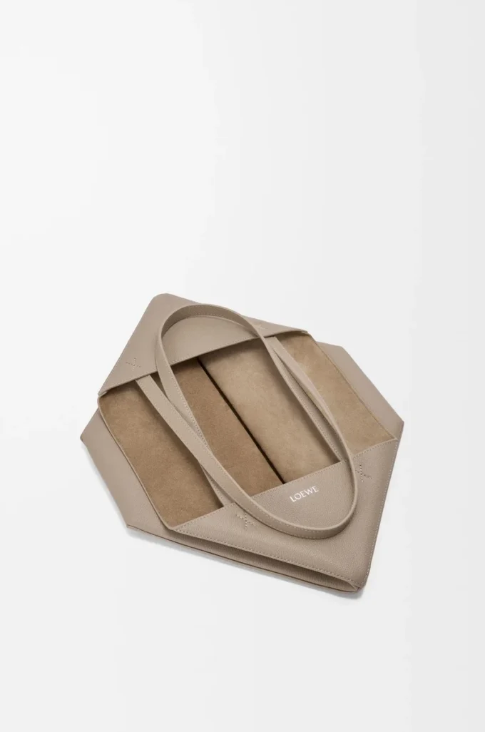 Borsa tote Puzzle Fold orizzontale media in morbida pelle di vitello martellata Clay Borsa tote Puzzle Fold orizzontale media in morbida pelle di vitello martellata Clay