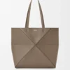 Borsa tote Puzzle Fold orizzontale media in morbida pelle di vitello martellata Taupe Borsa tote Puzzle Fold orizzontale media in morbida pelle di vitello martellata Taupe
