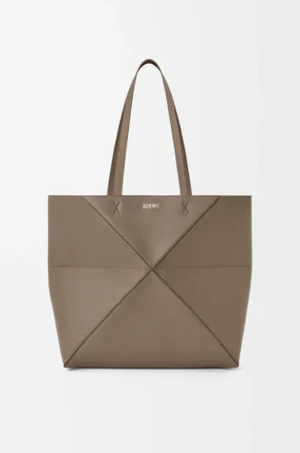 Borsa tote Puzzle Fold orizzontale media in morbida pelle di vitello martellata Taupe