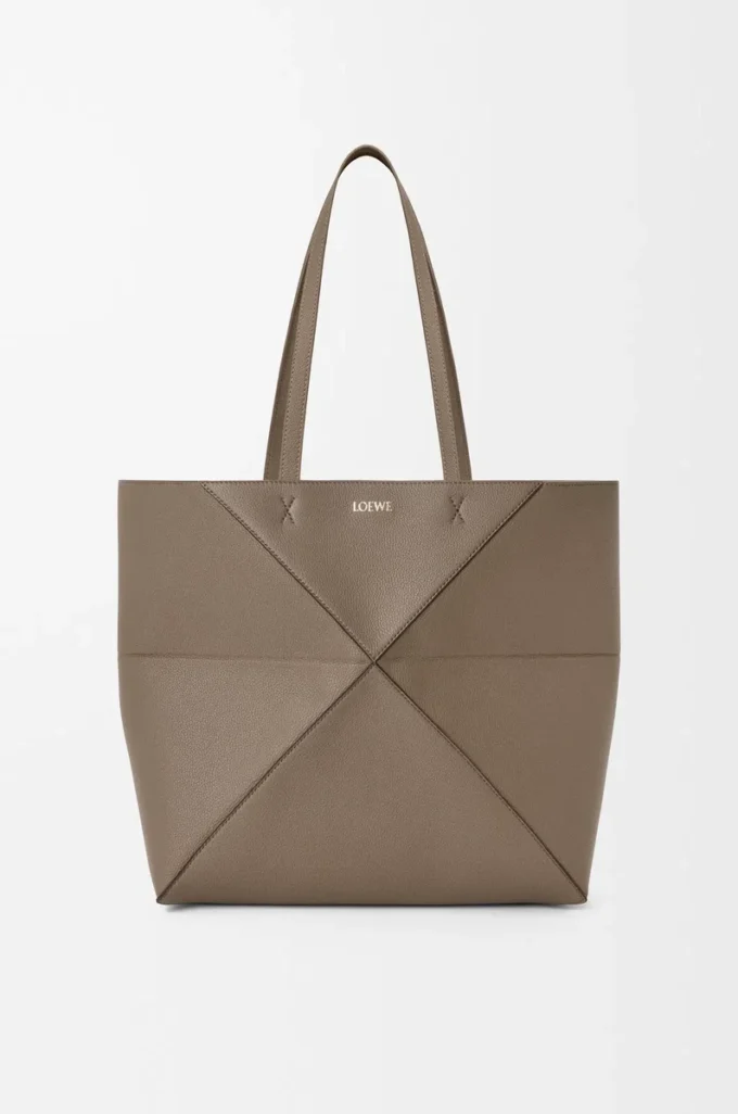 Borsa tote Puzzle Fold orizzontale media in morbida pelle di vitello martellata Taupe Borsa tote Puzzle Fold orizzontale media in morbida pelle di vitello martellata Taupe