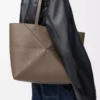Borsa tote Puzzle Fold orizzontale media in morbida pelle di vitello martellata Taupe Borsa tote Puzzle Fold orizzontale media in morbida pelle di vitello martellata Taupe