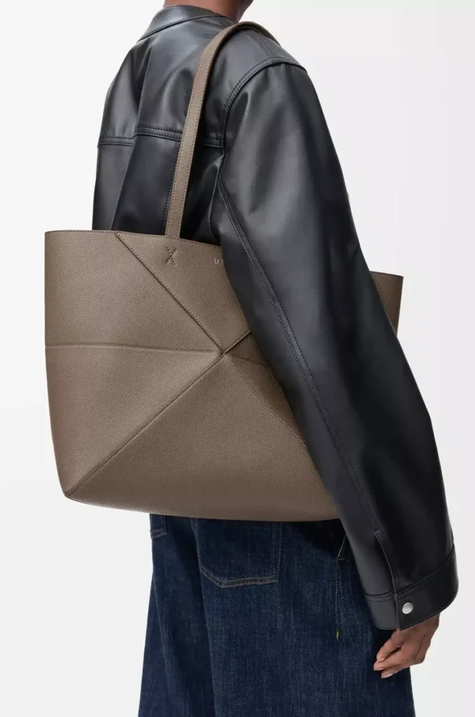 Borsa tote Puzzle Fold orizzontale media in morbida pelle di vitello martellata Taupe Borsa tote Puzzle Fold orizzontale media in morbida pelle di vitello martellata Taupe