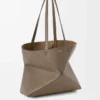 Borsa tote Puzzle Fold orizzontale media in morbida pelle di vitello martellata Taupe Borsa tote Puzzle Fold orizzontale media in morbida pelle di vitello martellata Taupe