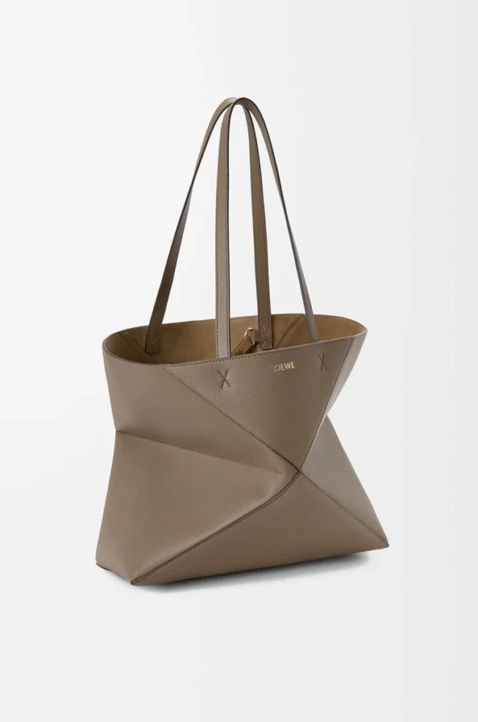 Borsa tote Puzzle Fold orizzontale media in morbida pelle di vitello martellata Taupe Borsa tote Puzzle Fold orizzontale media in morbida pelle di vitello martellata Taupe