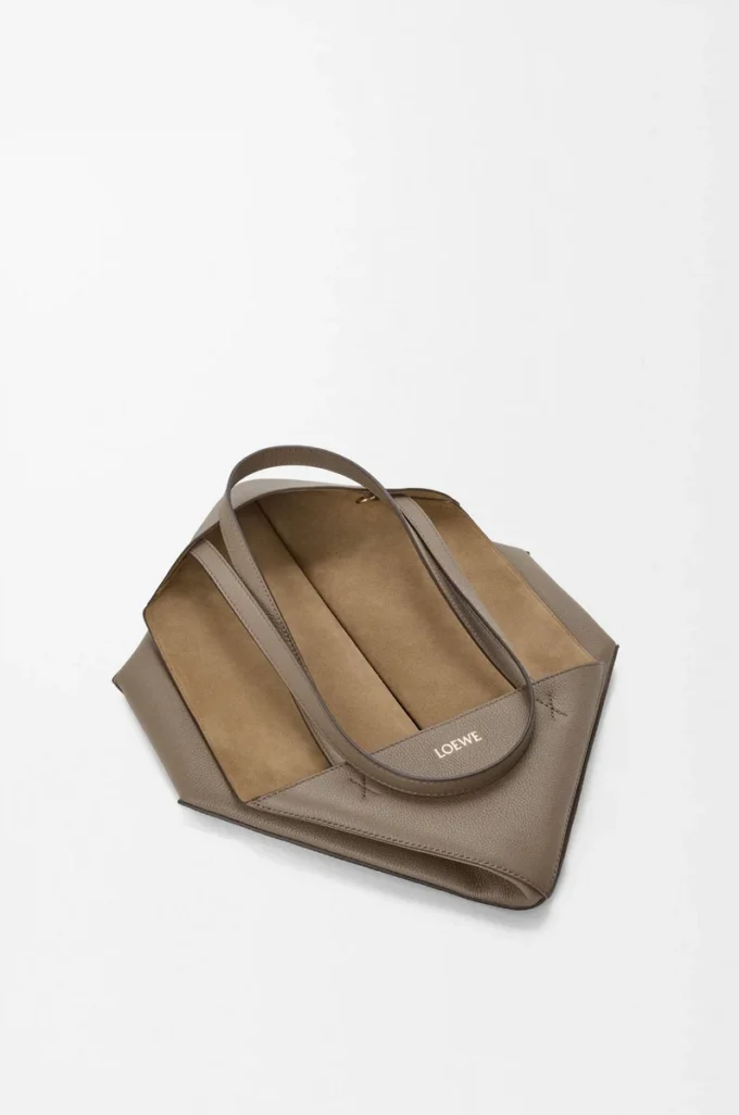 Borsa tote Puzzle Fold orizzontale media in morbida pelle di vitello martellata Taupe Borsa tote Puzzle Fold orizzontale media in morbida pelle di vitello martellata Taupe