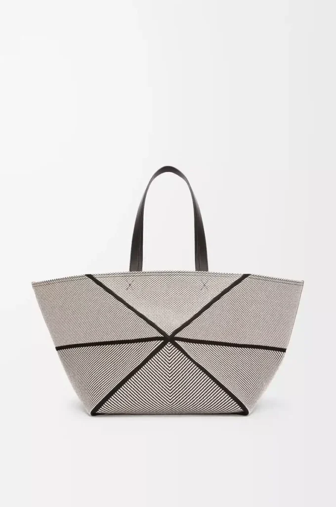 Borsa tote Puzzle Fold XXL in tela jacquard e pelle di vitello Natural/Black Borsa tote Puzzle Fold XXL in tela jacquard e pelle di vitello Natural/Black