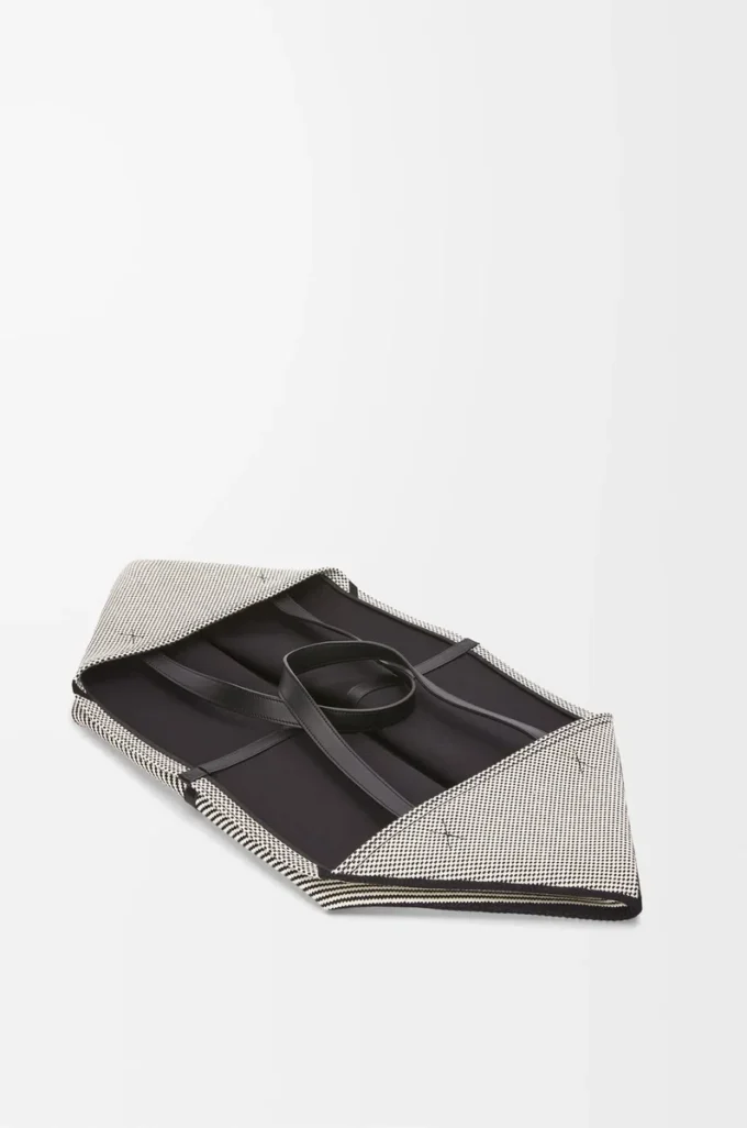 Borsa tote Puzzle Fold XXL in tela jacquard e pelle di vitello Natural/Black Borsa tote Puzzle Fold XXL in tela jacquard e pelle di vitello Natural/Black