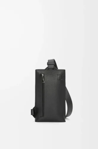 Borsa verticale T Pocket in morbida pelle di vitello martellata nera
