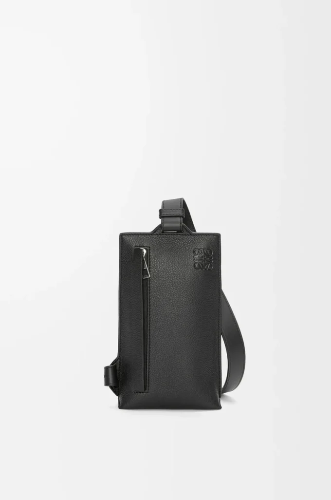Borsa verticale T Pocket in morbida pelle di vitello martellata nera Borsa verticale T Pocket in morbida pelle di vitello martellata nera