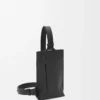 Borsa verticale T Pocket in morbida pelle di vitello martellata nera Borsa verticale T Pocket in morbida pelle di vitello martellata nera
