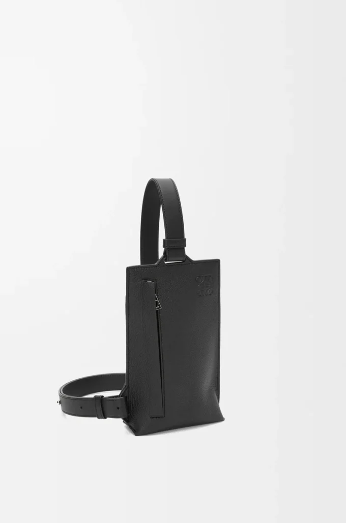 Borsa verticale T Pocket in morbida pelle di vitello martellata nera Borsa verticale T Pocket in morbida pelle di vitello martellata nera